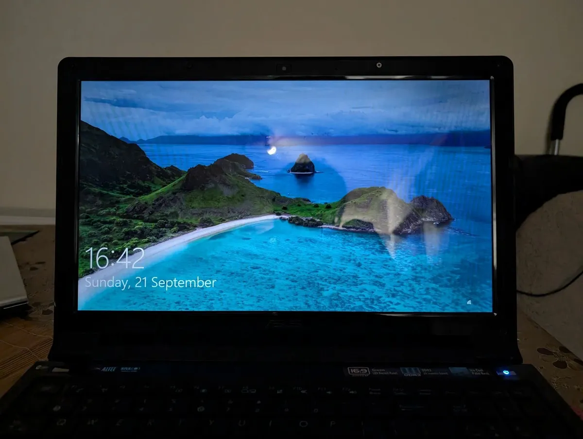 ASUS Laptop - UL50vt - Intel SU7300/4GB/250GB - Image 2