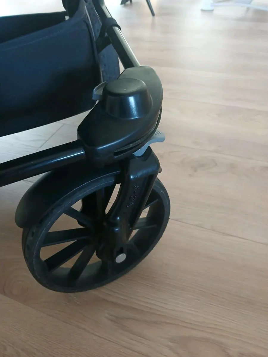 Emmaljunga baby pram - Image 4