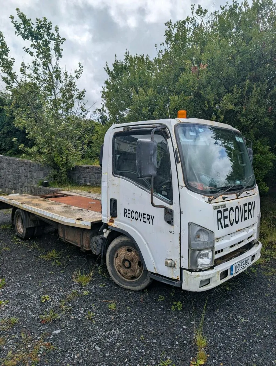 Isuzu recovery truck - Image 1