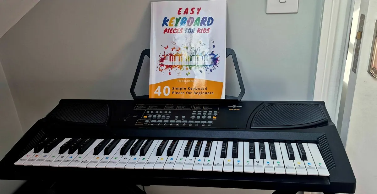 Kids keyboard, stand snd chair - Image 1