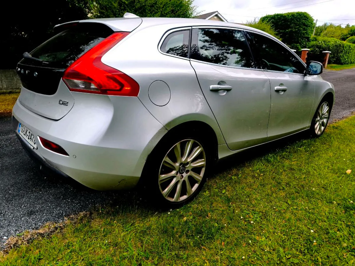 Volvo V40 high spec - Image 3