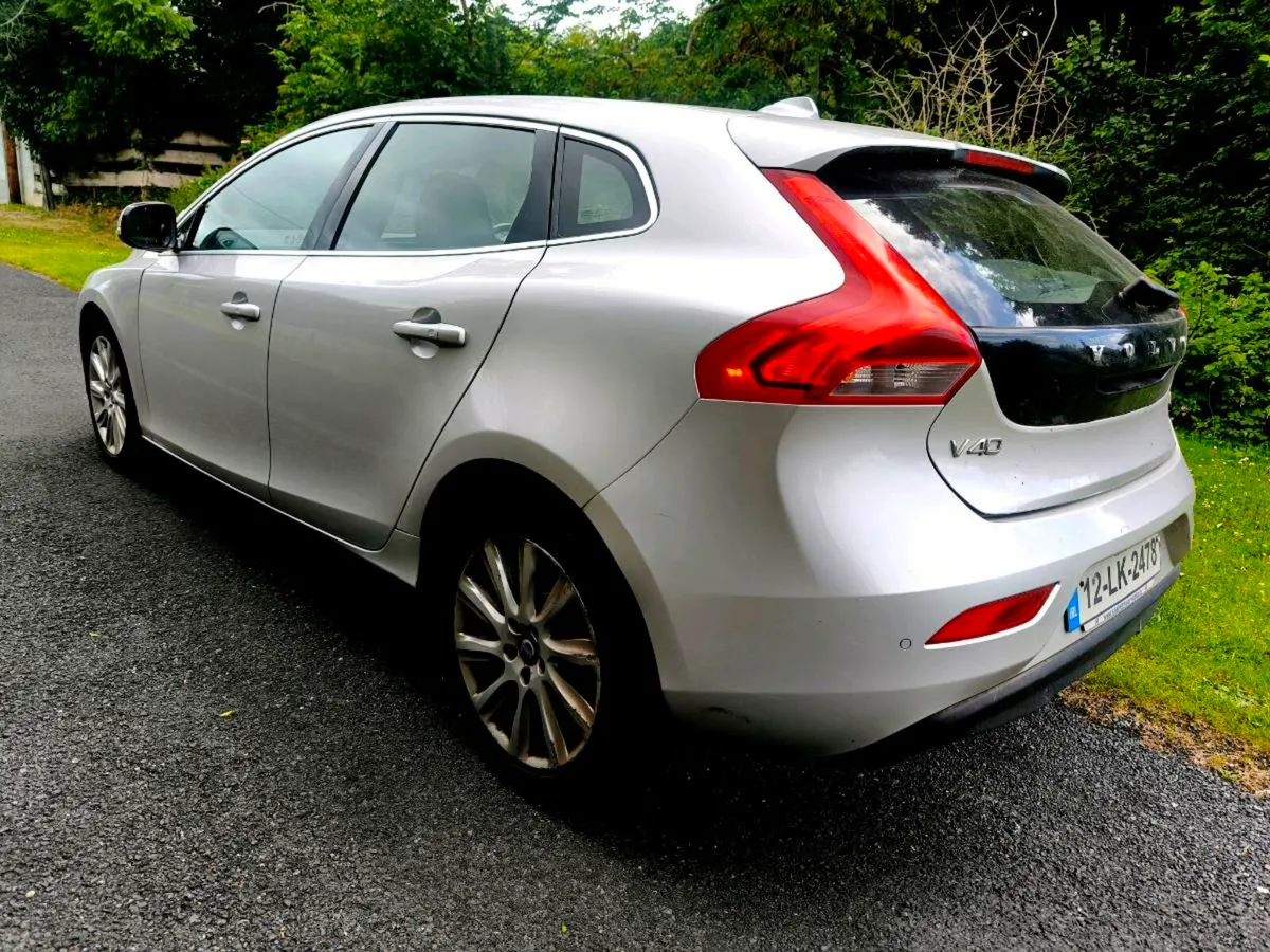 Volvo V40 high spec - Image 4
