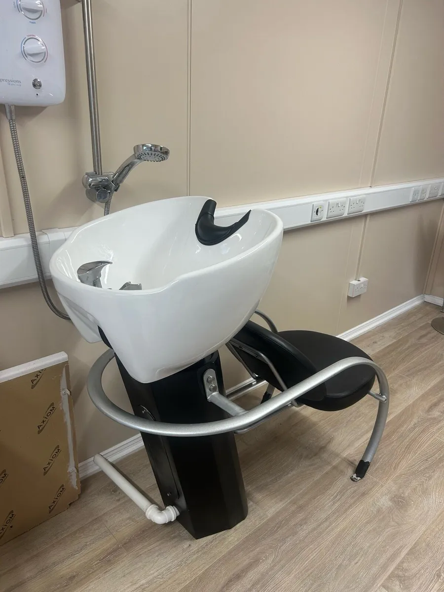 Hairdressing Backwash & Makeup Chairs - Image 1
