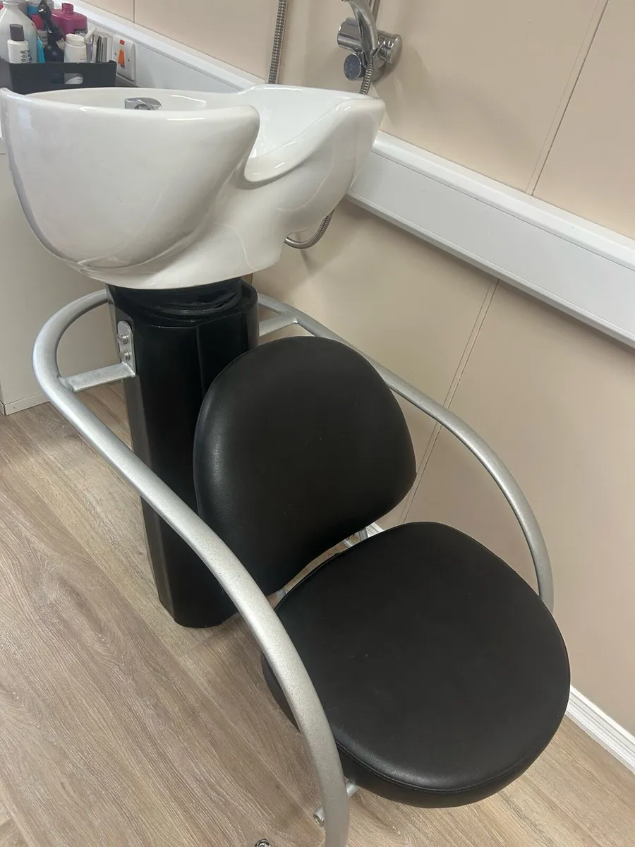 Hairdressing Backwash & Makeup Chairs - Image 2
