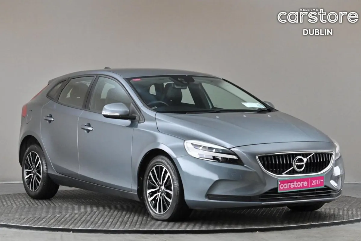 Volvo V40 2.0 D2 Momentum 6spd  full Leather reve - Image 1
