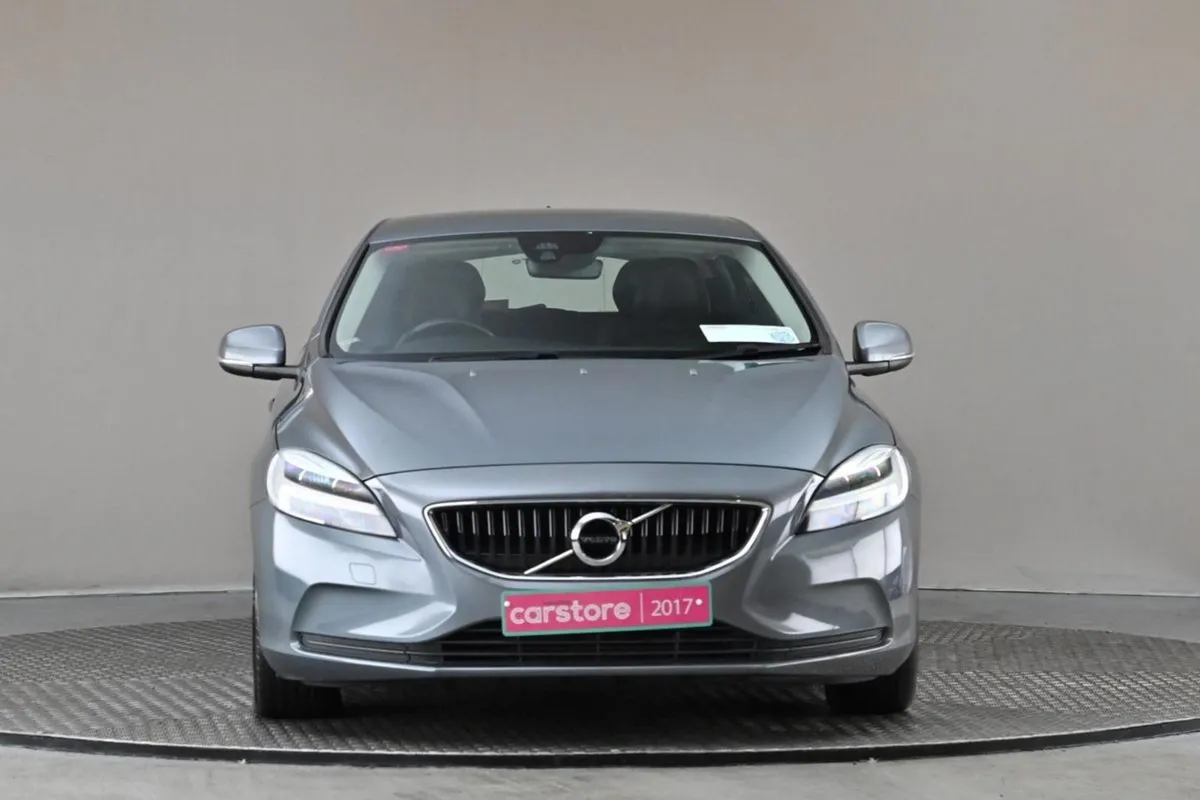 Volvo V40 2.0 D2 Momentum 6spd  full Leather reve - Image 2
