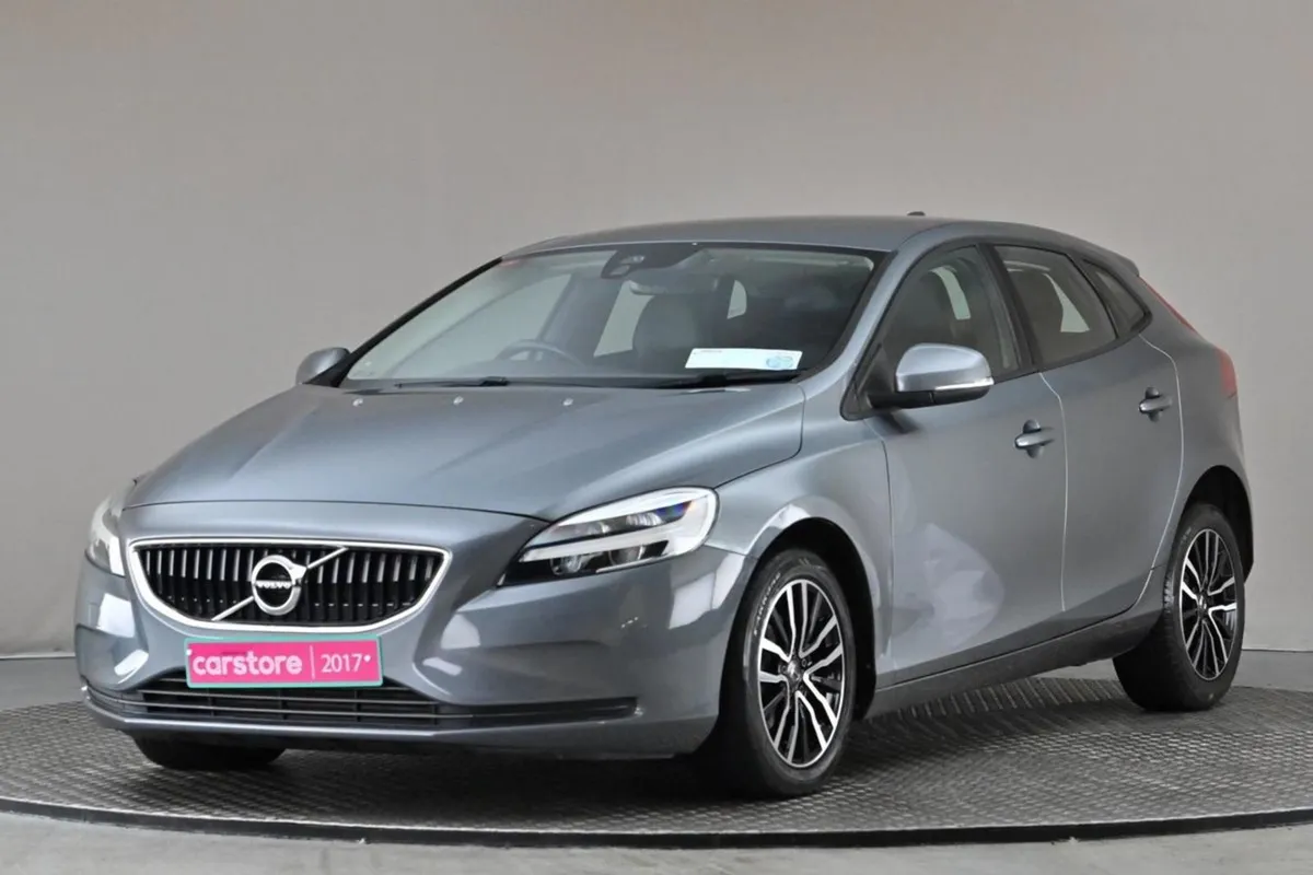Volvo V40 2.0 D2 Momentum 6spd  full Leather reve - Image 3