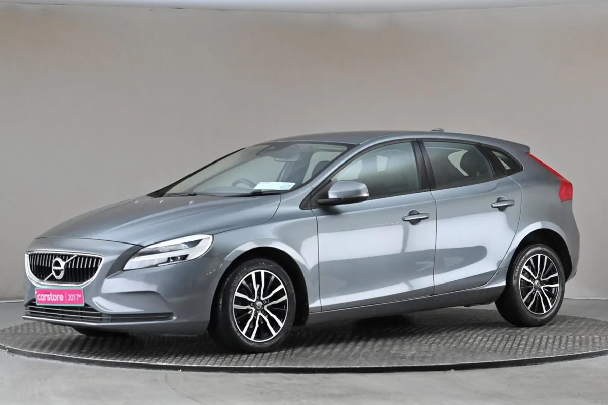 Volvo V40 2.0 D2 Momentum 6spd  full Leather reve - Image 4