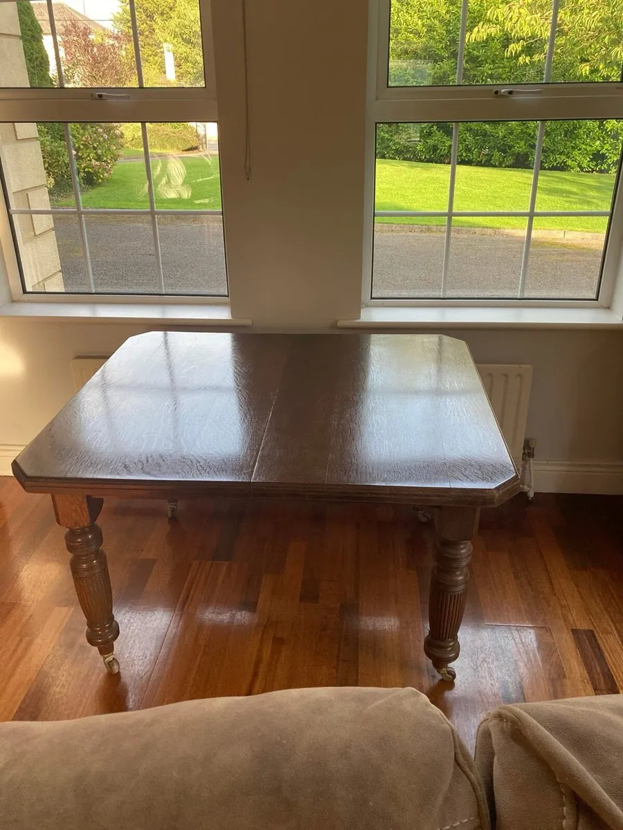 Table & chairs - Image 1