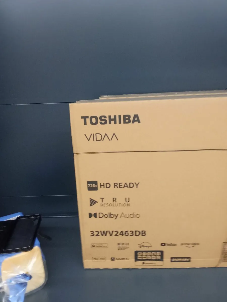 Brand new toshiba  32 inch smart tv