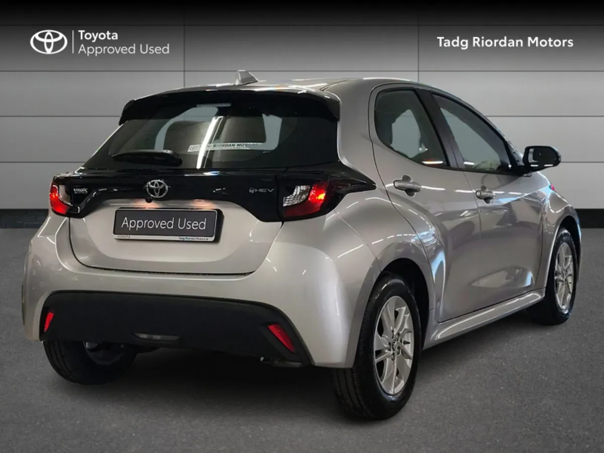 Toyota Yaris HYBRID LUNA - Image 2