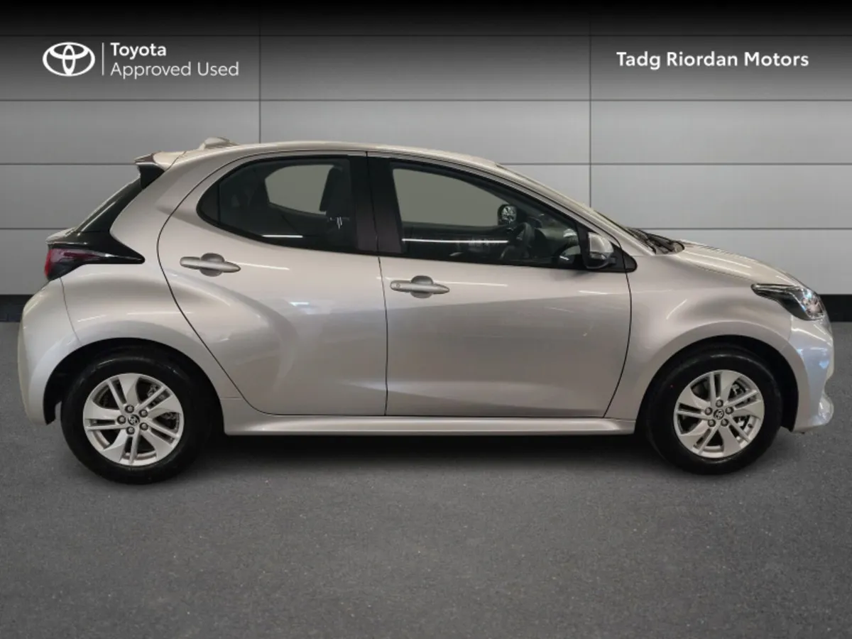 Toyota Yaris HYBRID LUNA - Image 3