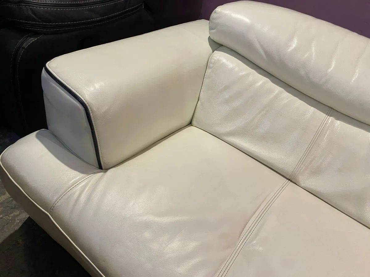 Stunning Italian leather Cornor sofa - Image 2