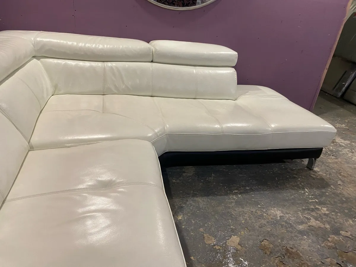 Stunning Italian leather Cornor sofa - Image 4