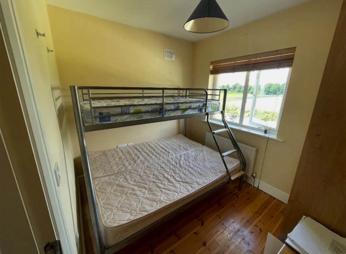 Triple bunk bed