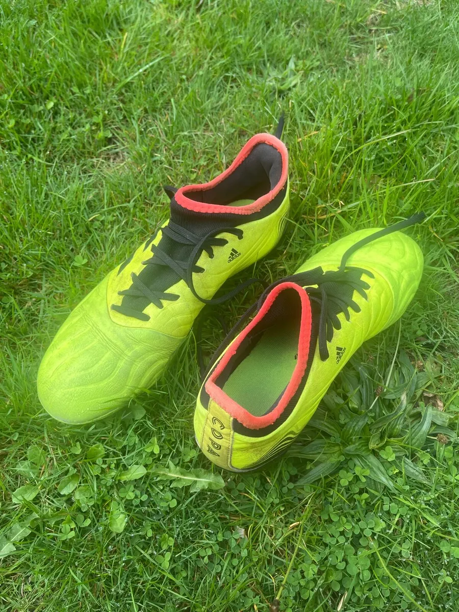 Soccer boots size uk 8 - Image 1