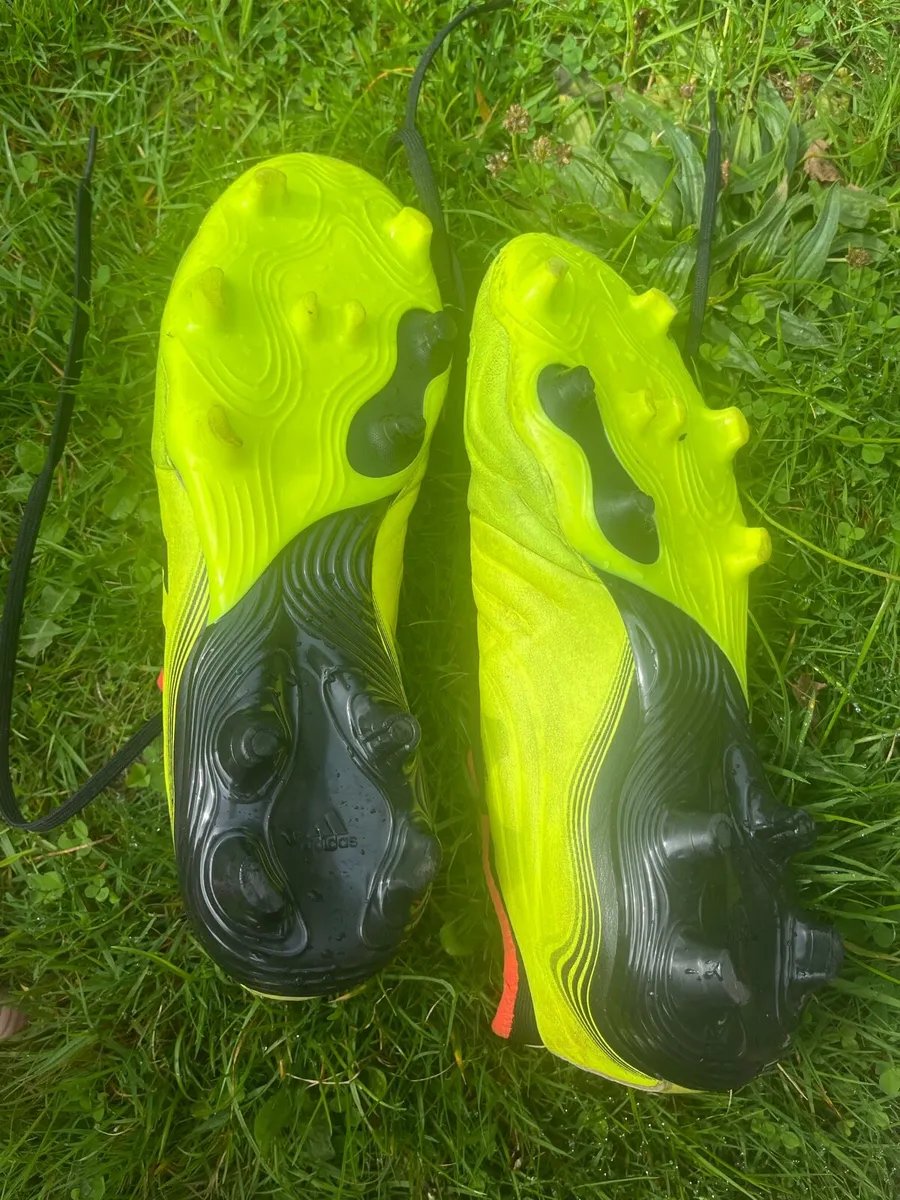 Soccer boots size uk 8 - Image 3