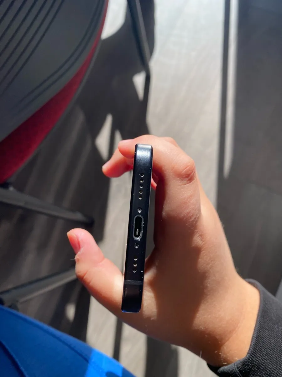 iPhone 15 - Image 3