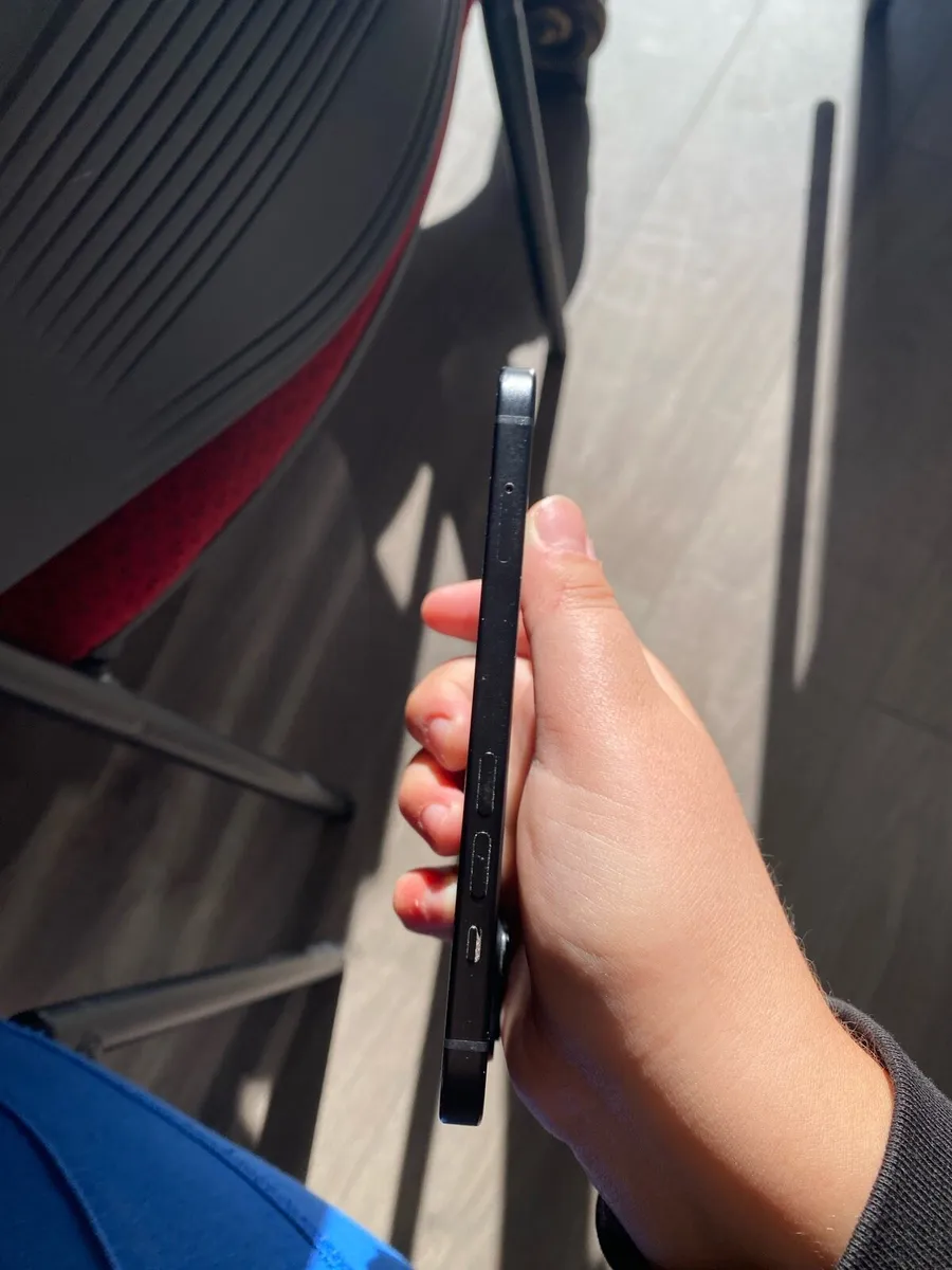 iPhone 15 - Image 4