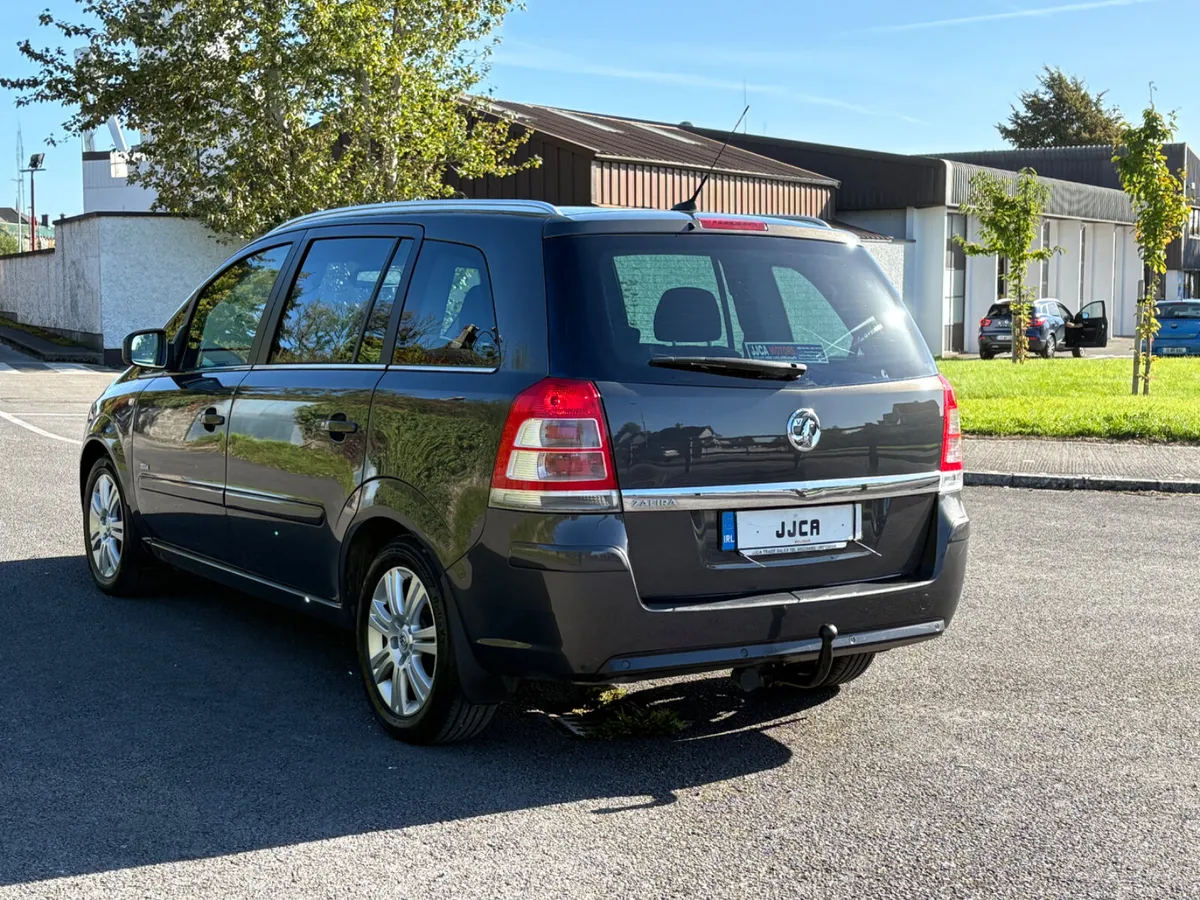 ABSOLUTELY IMMACULATE 7 SEATER DIESEL - Image 4