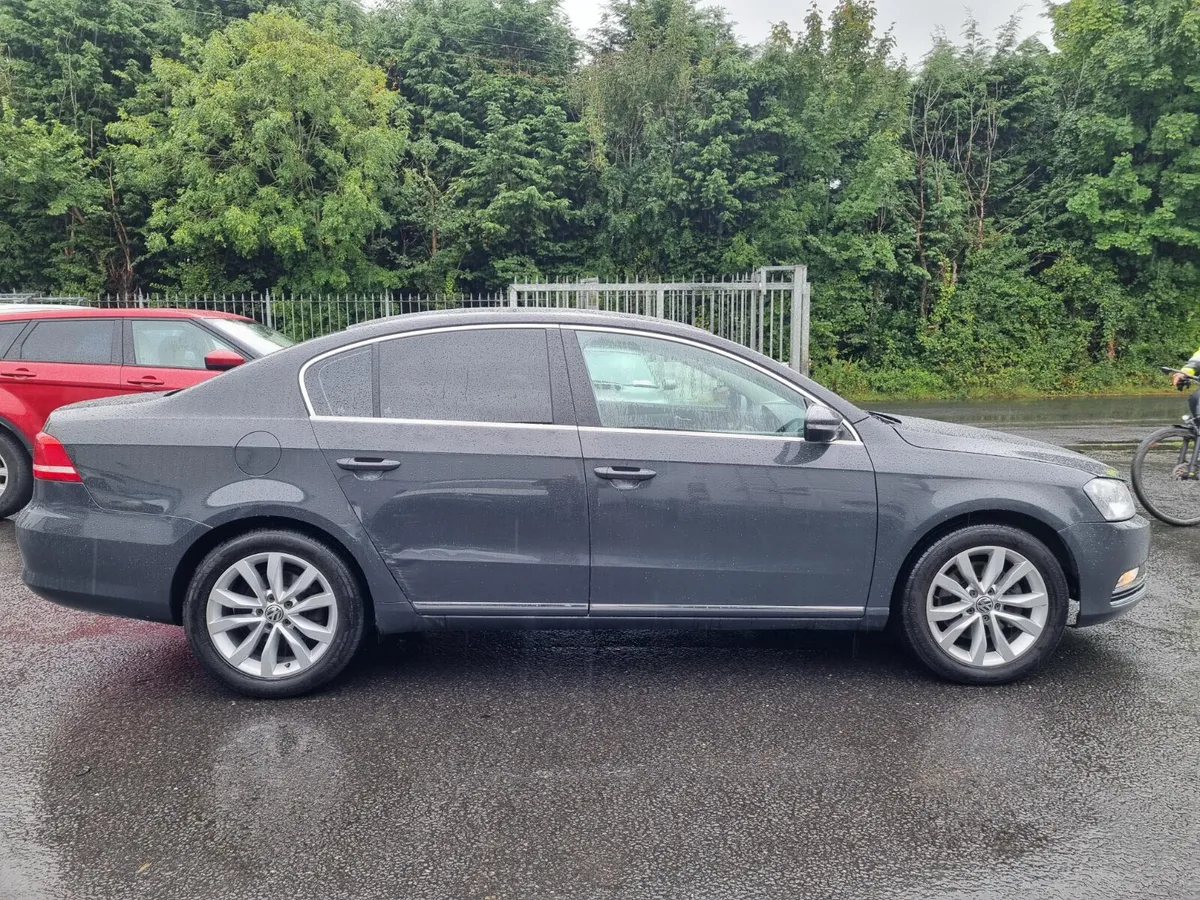 Volkswagen Passat 2011 - Image 2
