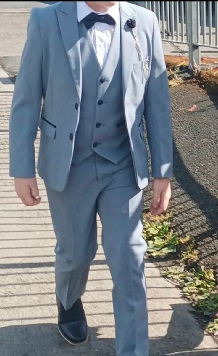 Boys suit - Image 4