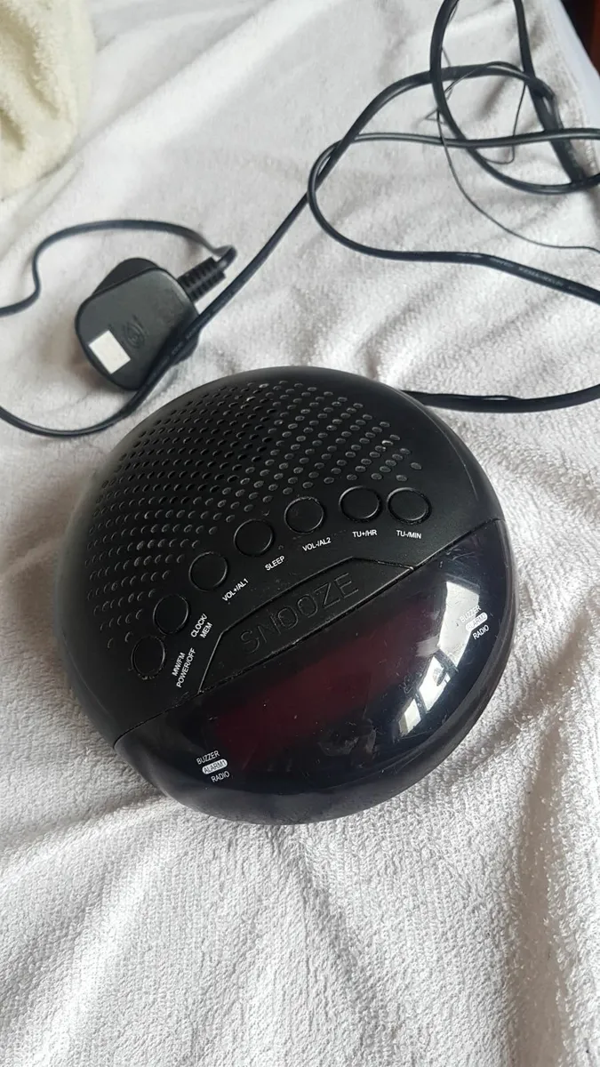 Digital alarm clock radio - Image 2