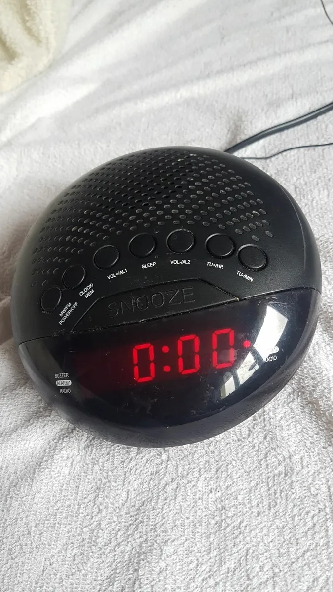 Digital alarm clock radio - Image 1