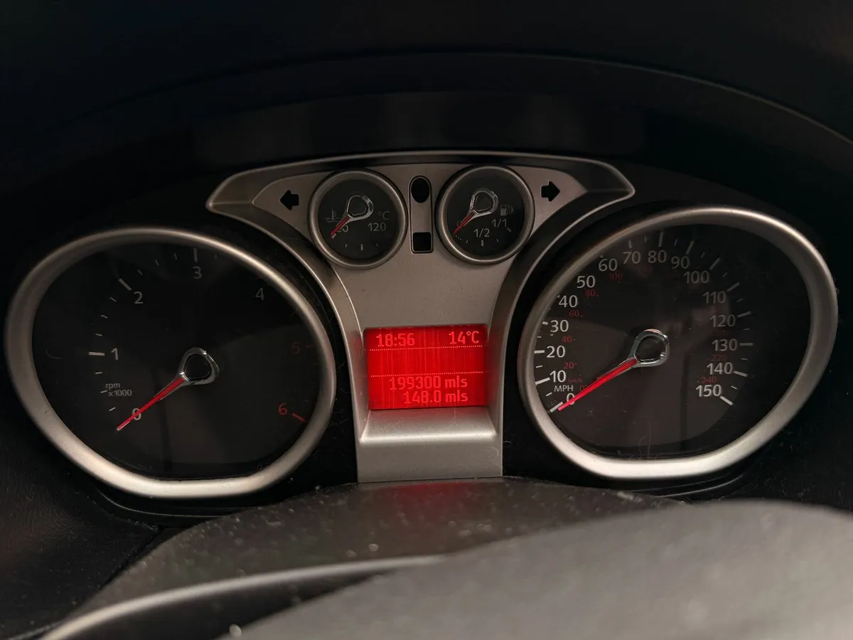 Ford Focus 2010 - Image 2