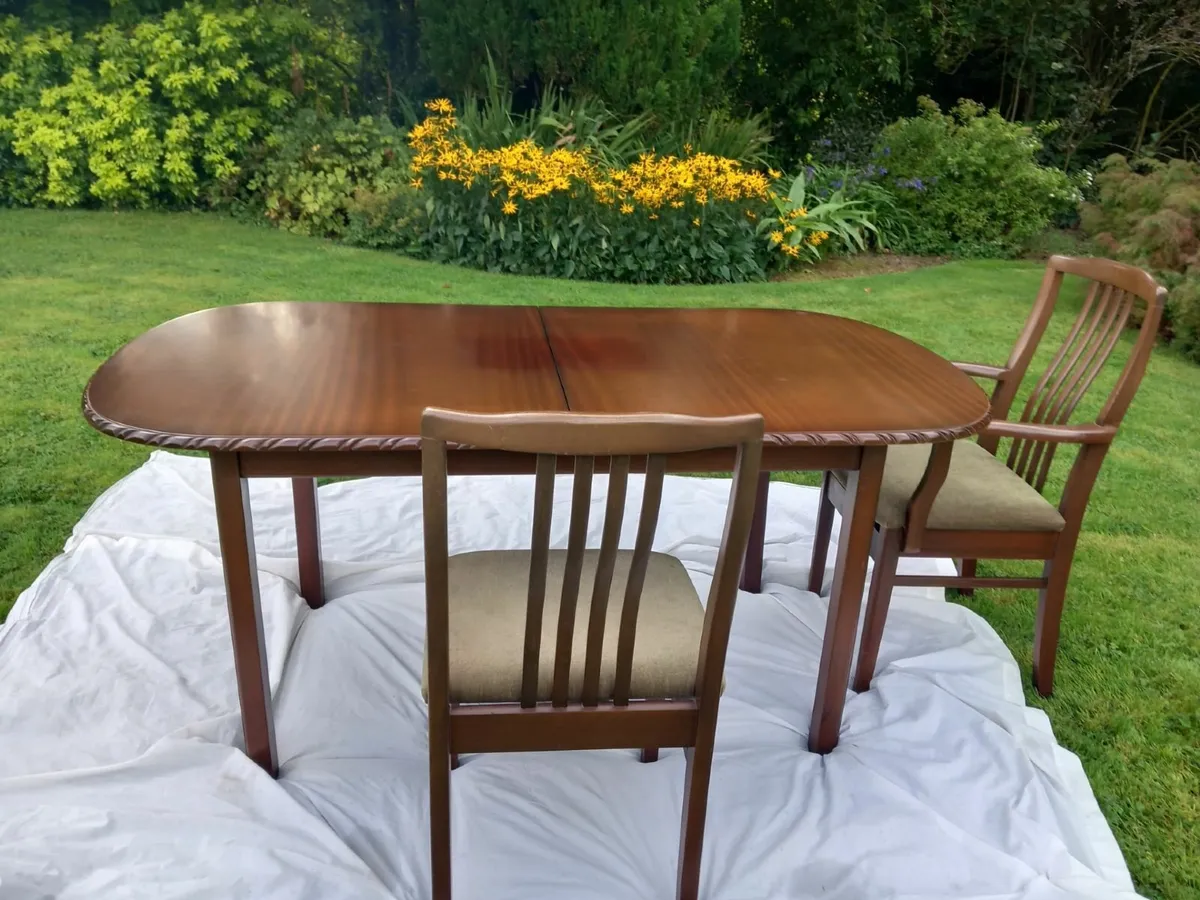 Table and chairs - Image 1