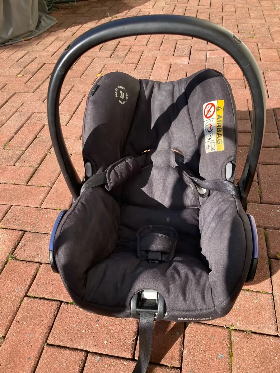 Maxi Cosi car seat +sleeping bag +buggy attachment - Image 3