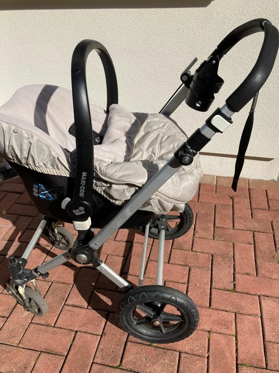 Maxi Cosi car seat +sleeping bag +buggy attachment - Image 1