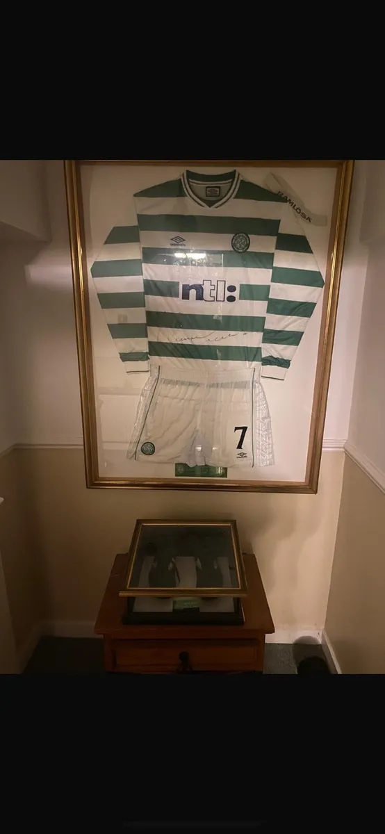 Henrik Larsson signed Celtic kit - Image 2