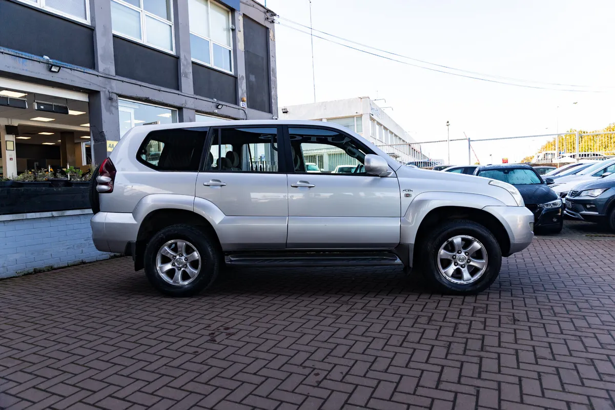 TOYOTA LANDCRUISER 3.0D4D LEFT HAND DRIVE MANUAL - Image 2