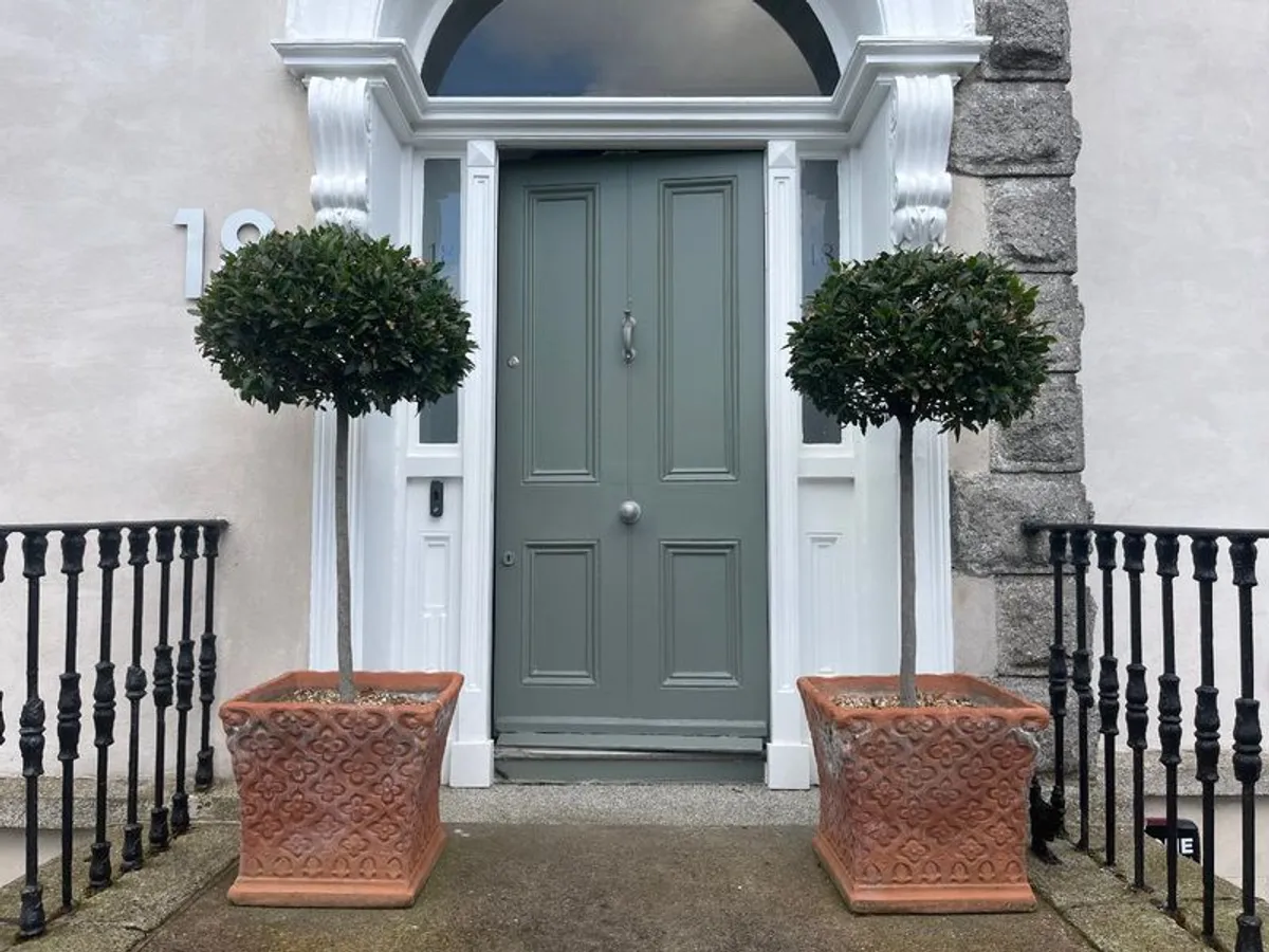 Large garden pot - Image 1