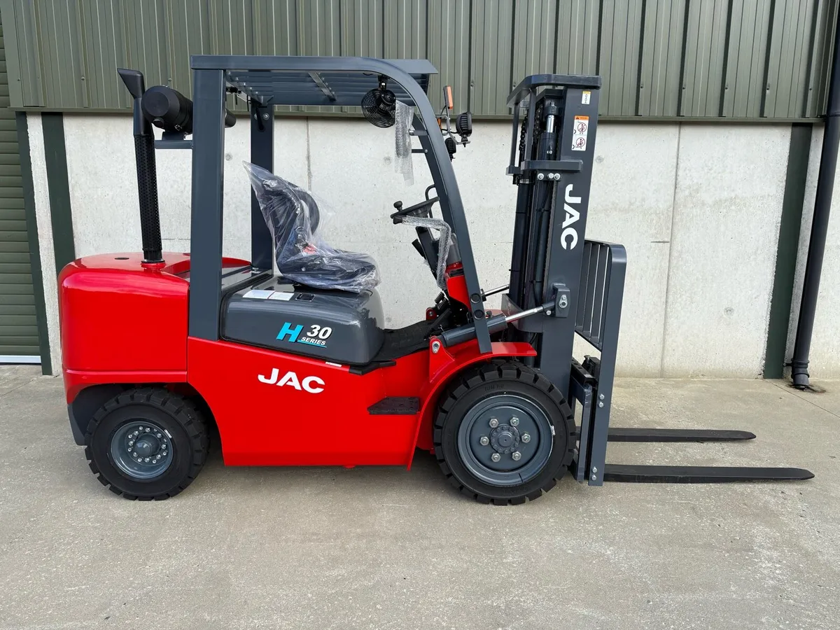 New unused 3 ton JAC forklift - Image 2