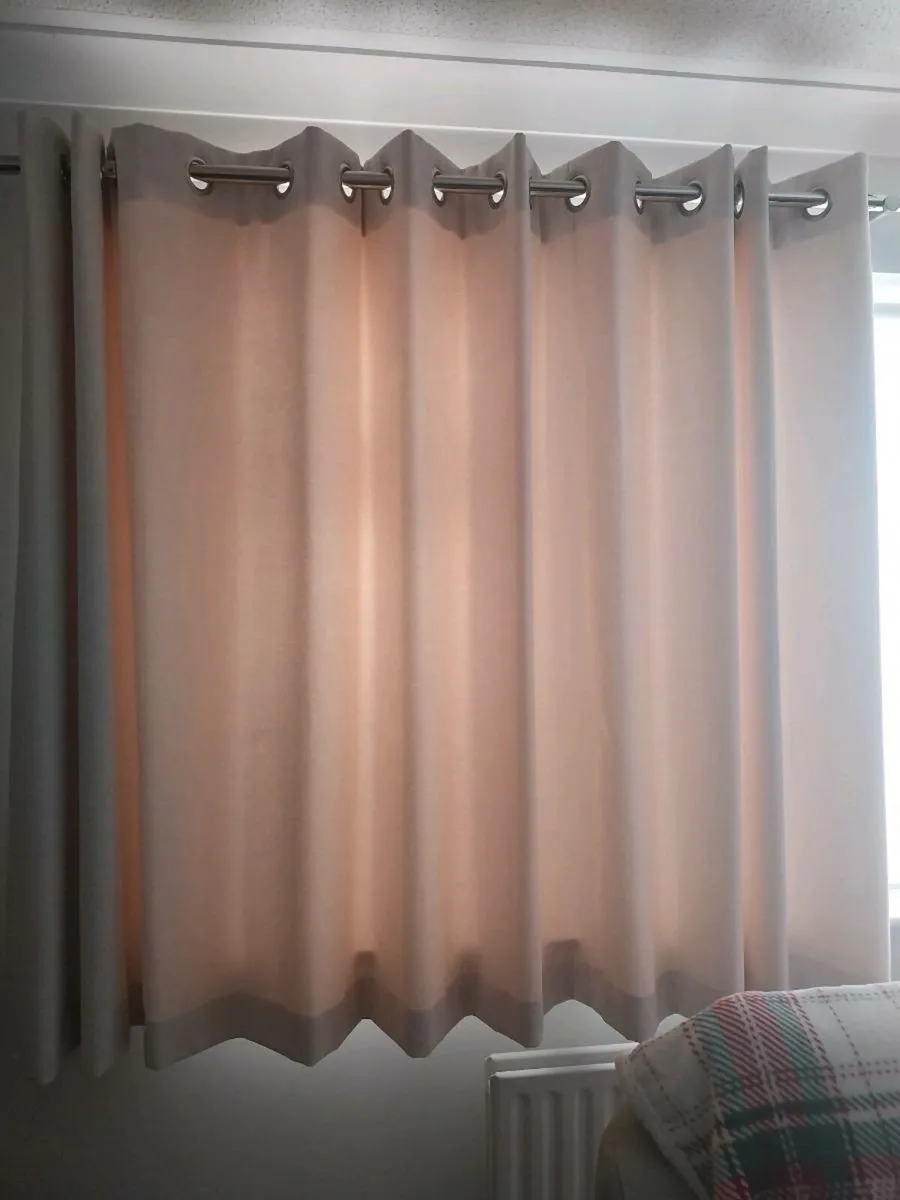 Curtains - Image 2