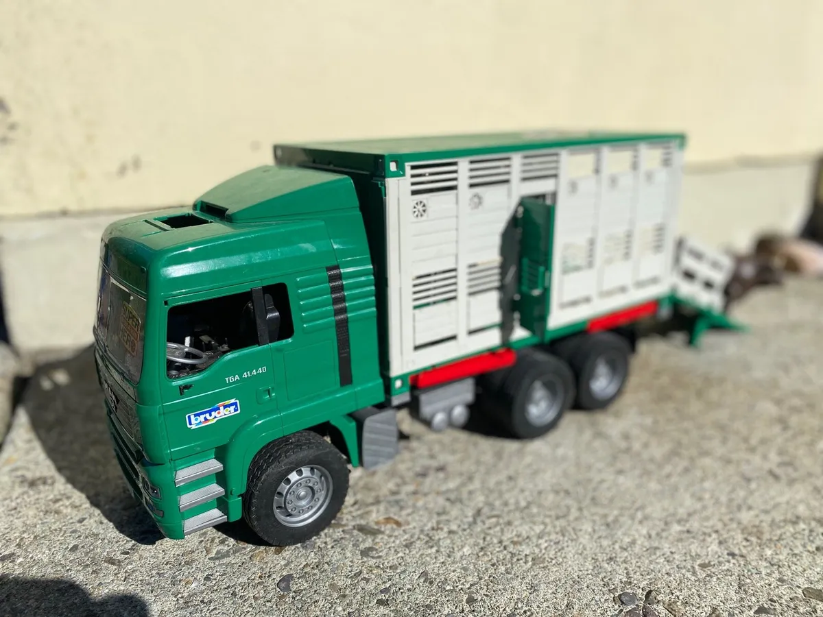 SCANIA SUPER 560R CATTLE TRANSPORTATION TRUCK - Image 2
