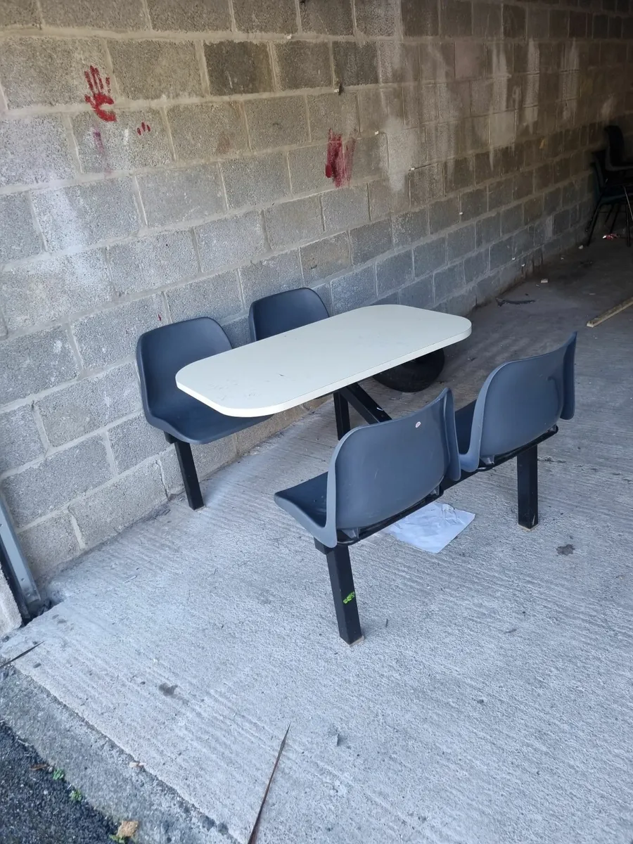 Table with 4 integraded seats