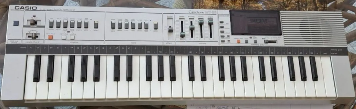 Synthesiser Keyboard - Image 1