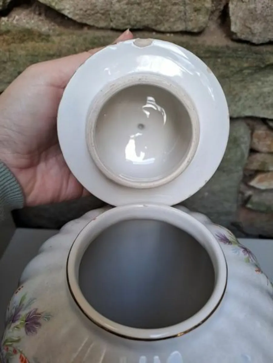 Large Vase or urn - Image 3