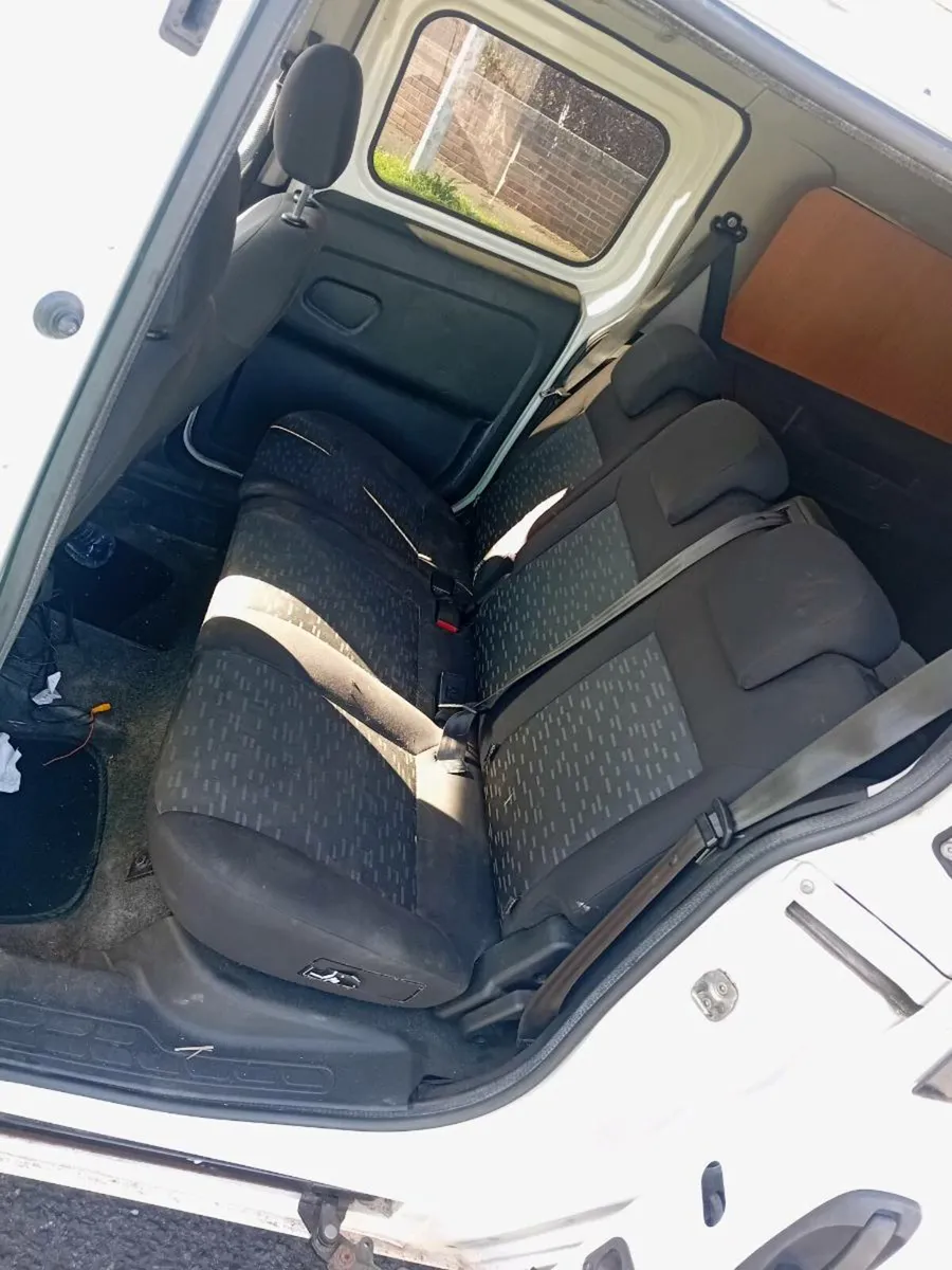 2013 combo 5 seat crewcab driving perfect - Image 4