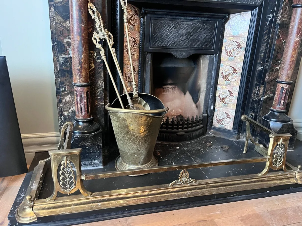 Brass fire fender - Image 1