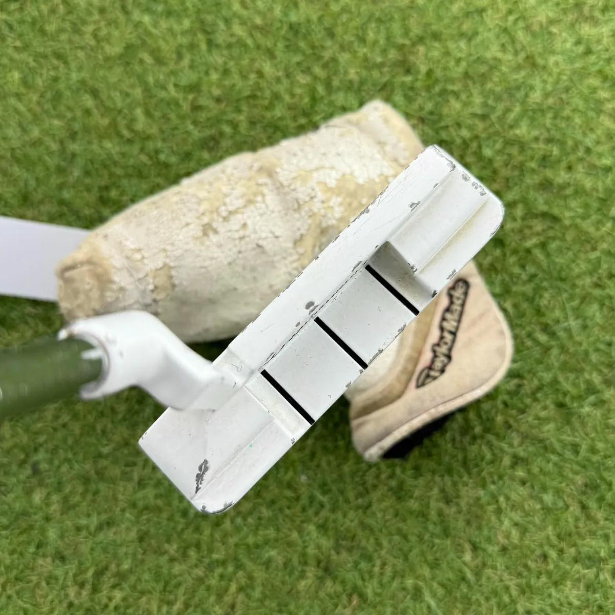 Taylormade White Smoke In.12 Putter / 33″ - Image 4