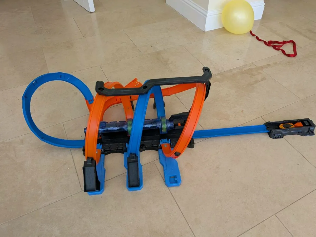 Hot Wheels Cork Screw Crash Track - Image 1