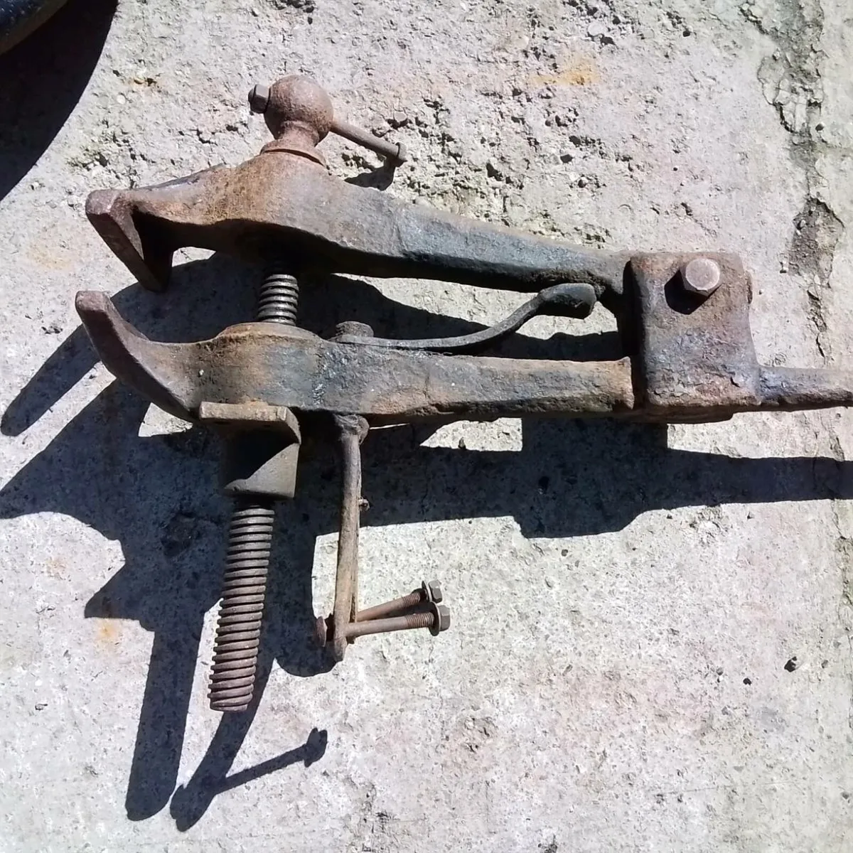 ANTIQUE AND COLLECTABLES - Image 1