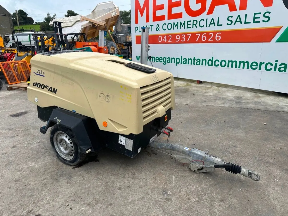 2018 DOOSAN 105 CFM ROAD AIR COMPRESSOR - Image 3