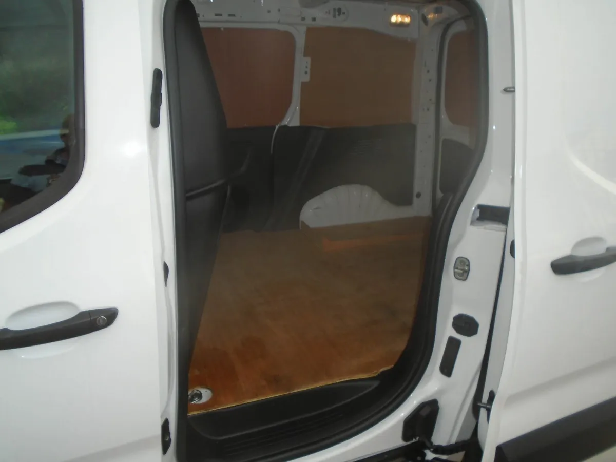 2022 Citroen Berlingo ENTERPRISE PRO 100HP 6 SPEED - Image 4