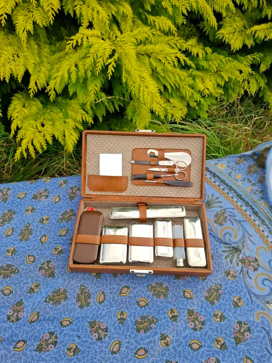 Vintage travelbox postage possible