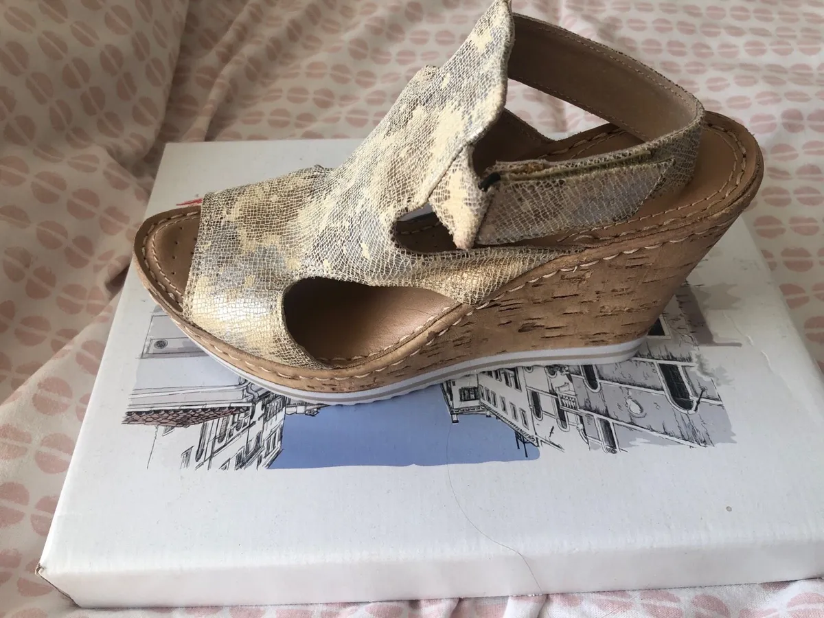 Gold sandals - Image 1